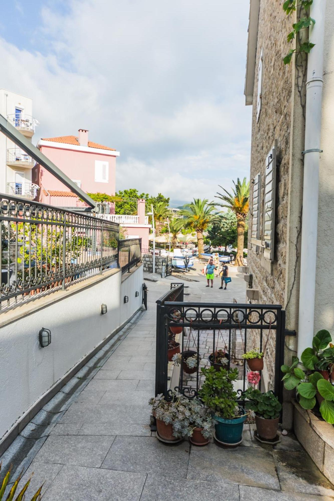 Apartments Franicevic Petrovac 外观 照片