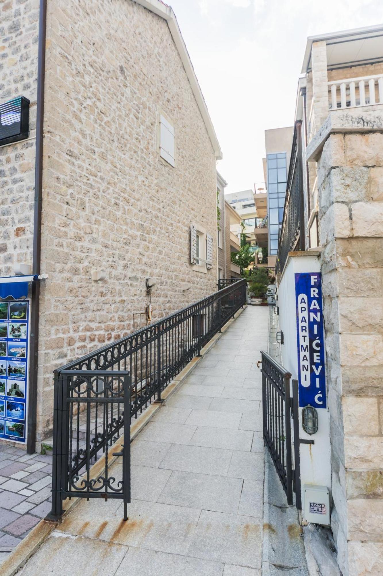Apartments Franicevic Petrovac 外观 照片