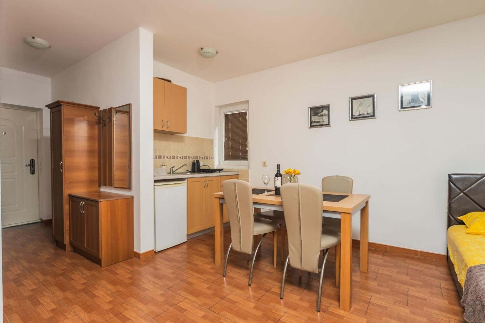 Apartments Franicevic Petrovac 外观 照片