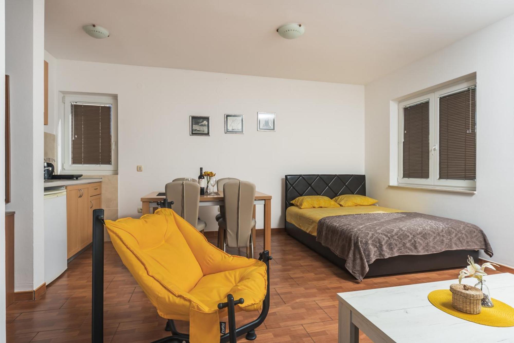 Apartments Franicevic Petrovac 外观 照片