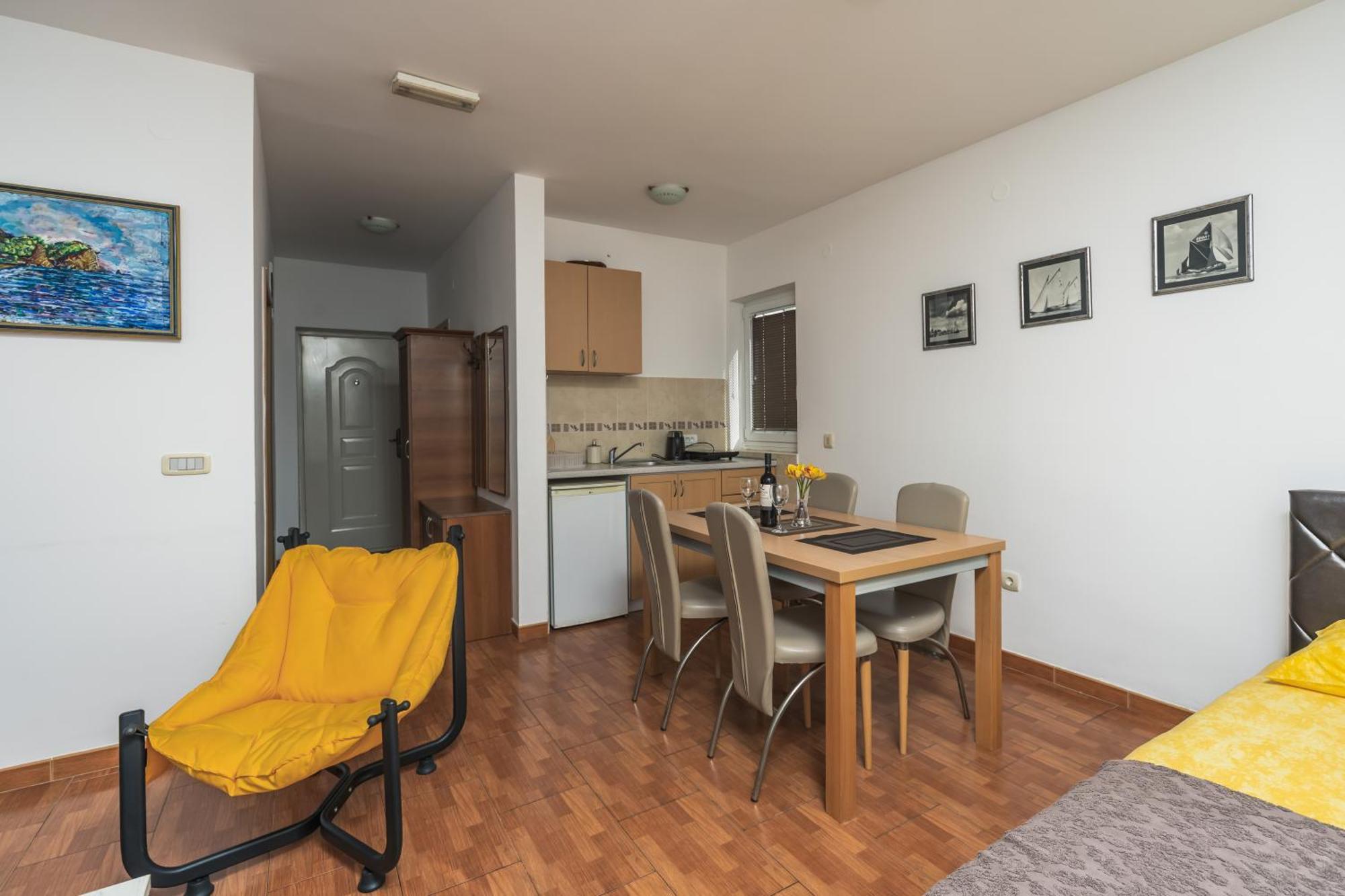 Apartments Franicevic Petrovac 外观 照片