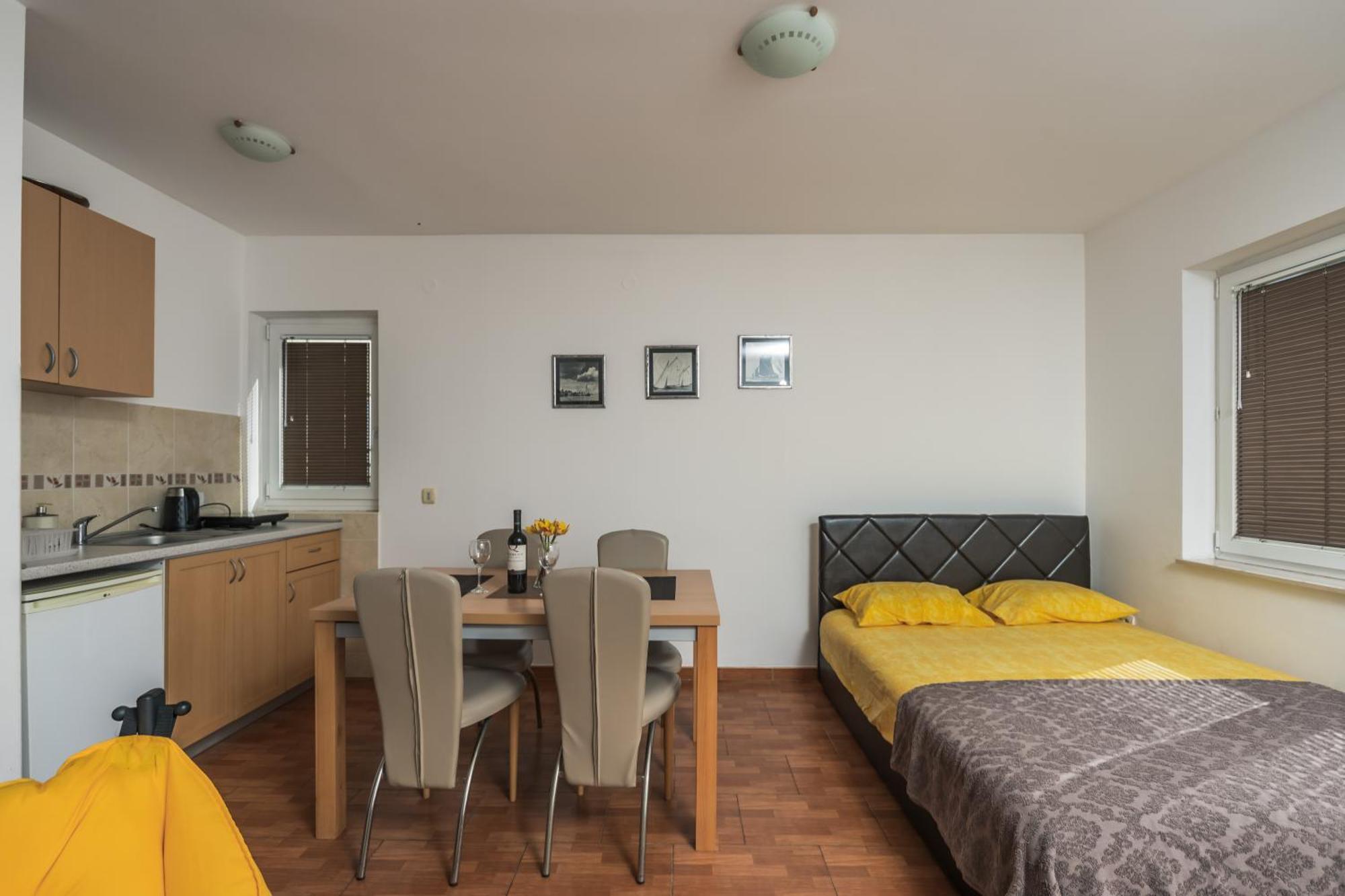 Apartments Franicevic Petrovac 外观 照片