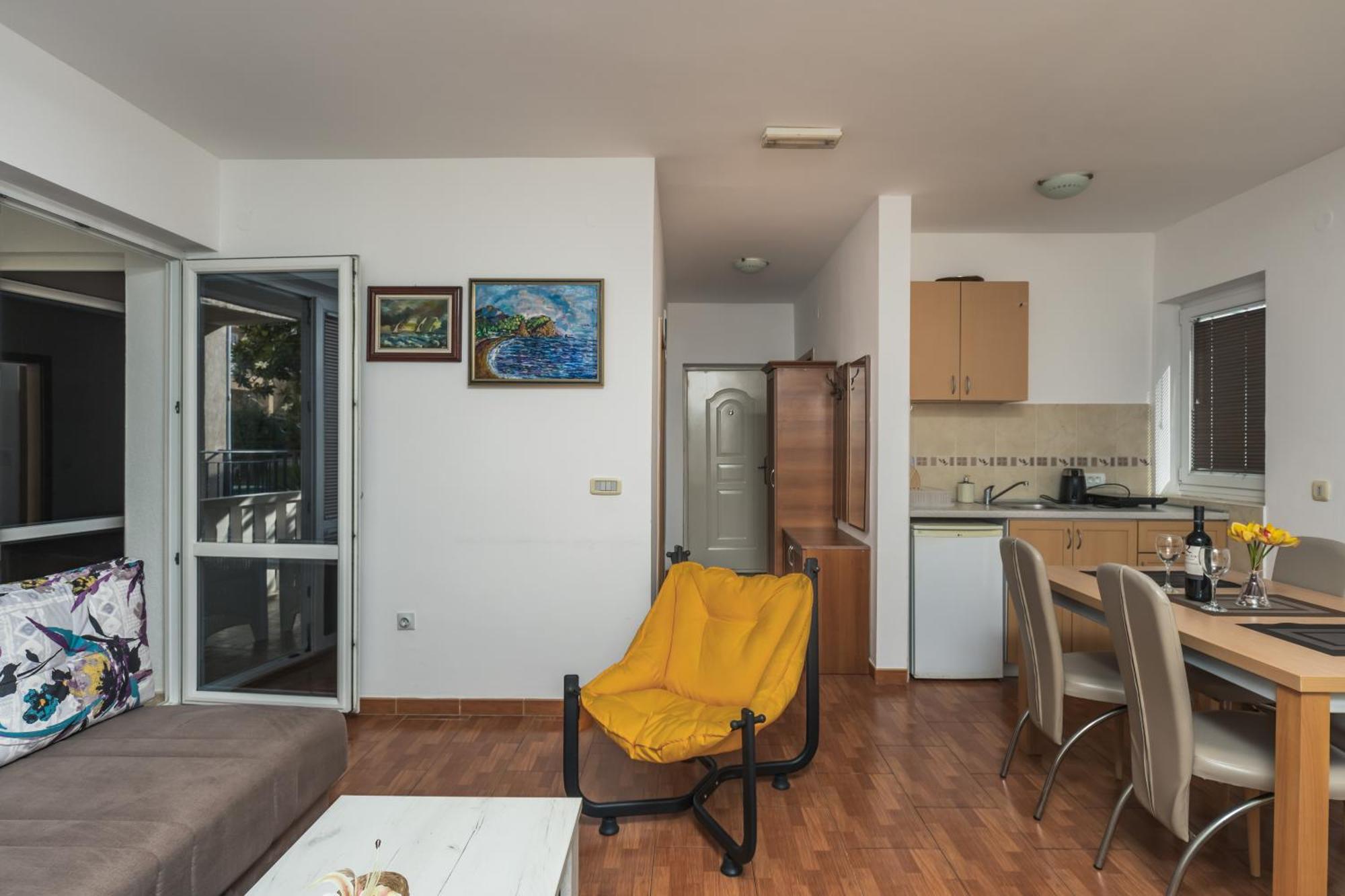 Apartments Franicevic Petrovac 外观 照片