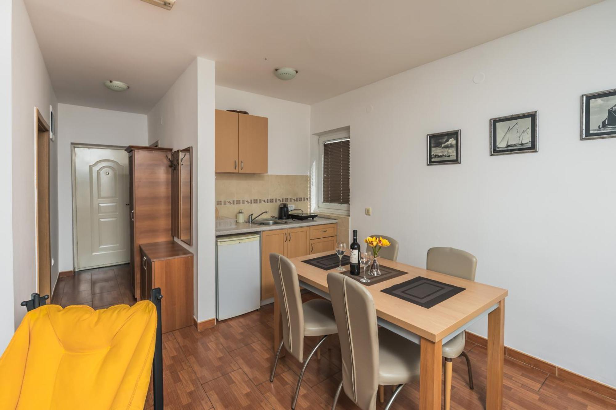 Apartments Franicevic Petrovac 外观 照片